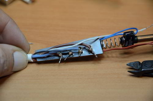 Saldatura dei fili sulla scheda interna al manico dello stilo LR-20
